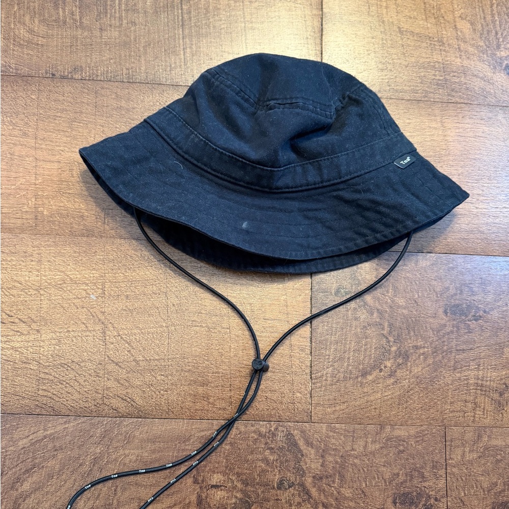 Aritzia Tna bucket hat